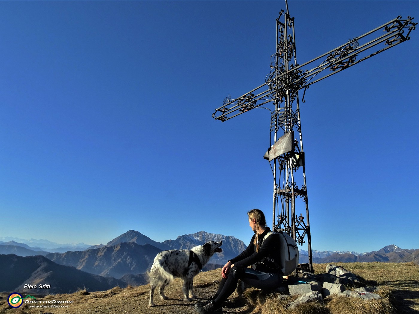 25 Alla elaborata croce di vetta dello Zuc de Valmana (1546 m) con vista sulle Grigne.JPG -                                